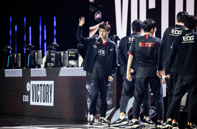 DK险胜FNC,Ruler送出助攻 DK险胜FNC,Ruler送出助攻