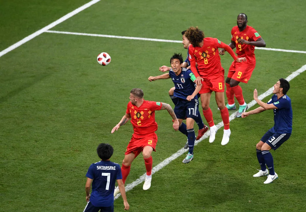 足球惊险逆转取胜，粉丝狂欢不已