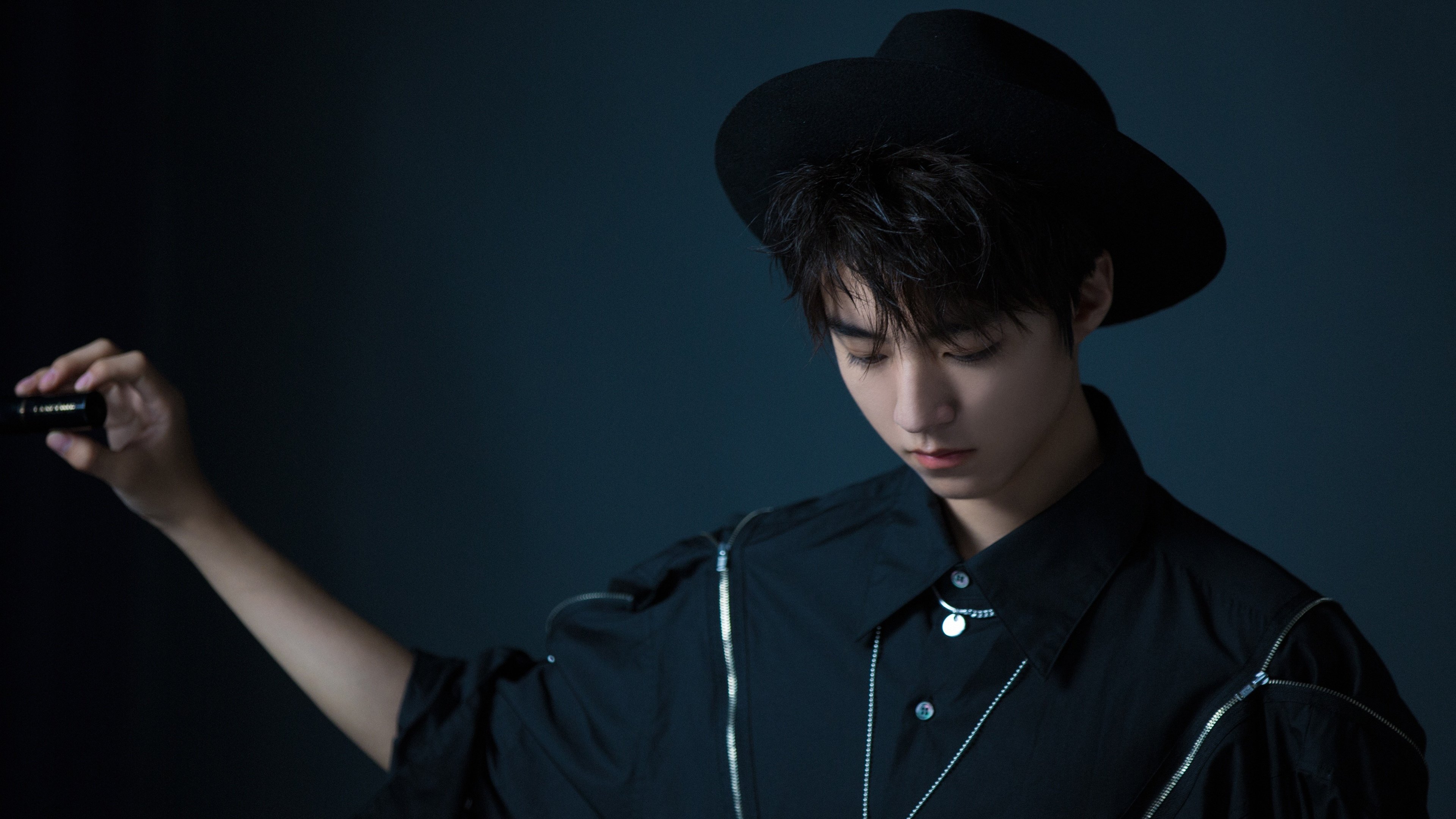 双线叙事,引擎轰鸣下的新王初啼,与地板震动间的连胜风暴