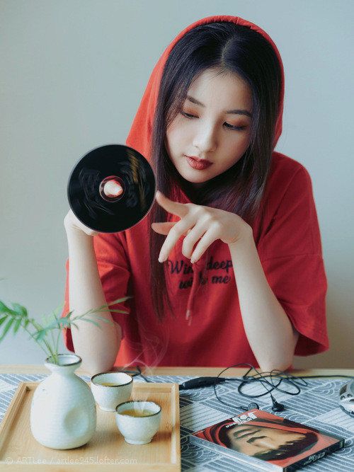 轰鸣的引擎与舞动的指尖,一场关于速度的平行叙事