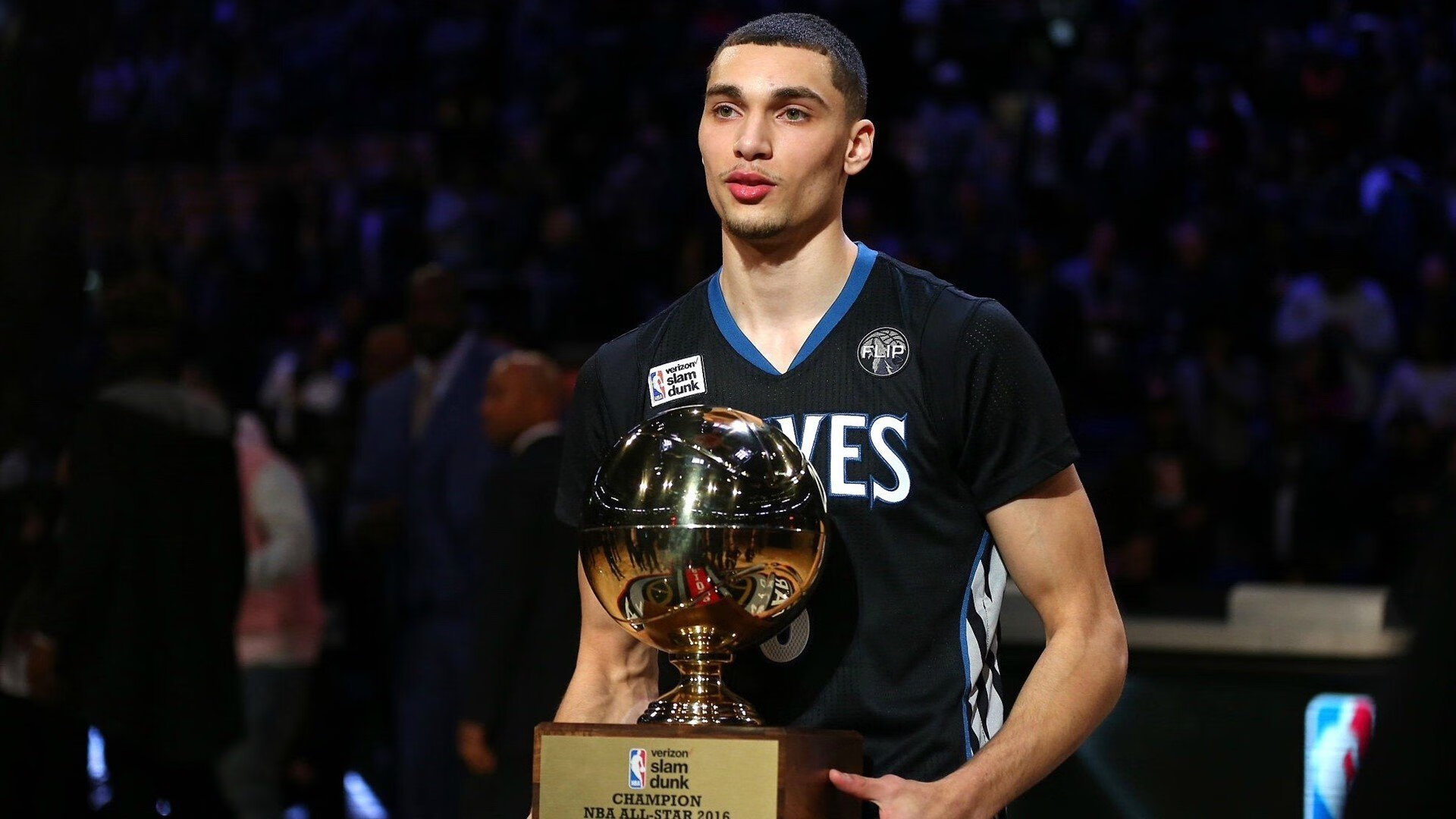 绿茵与硬木的共振，德比夜的孤胆英雄